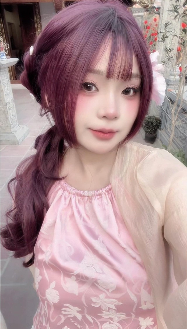 Dù đã quen với hình ảnh Mẫn Hạ Nhi makeup chỉn chu, đánh mắt khéo léo và đeo lens to tròn, nhưng mới đây, cộng đồng mạng lại một lần nữa trầm trồ khi cô tự đăng hình khoe mặt mộc trên trang cá nhân.