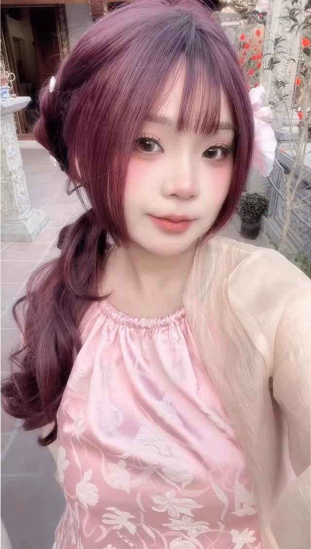 Dù đã quen với hình ảnh Mẫn Hạ Nhi makeup chỉn chu, đánh mắt khéo léo và đeo lens to tròn, nhưng mới đây, cộng đồng mạng lại một lần nữa trầm trồ khi cô tự đăng hình khoe mặt mộc trên trang cá nhân.