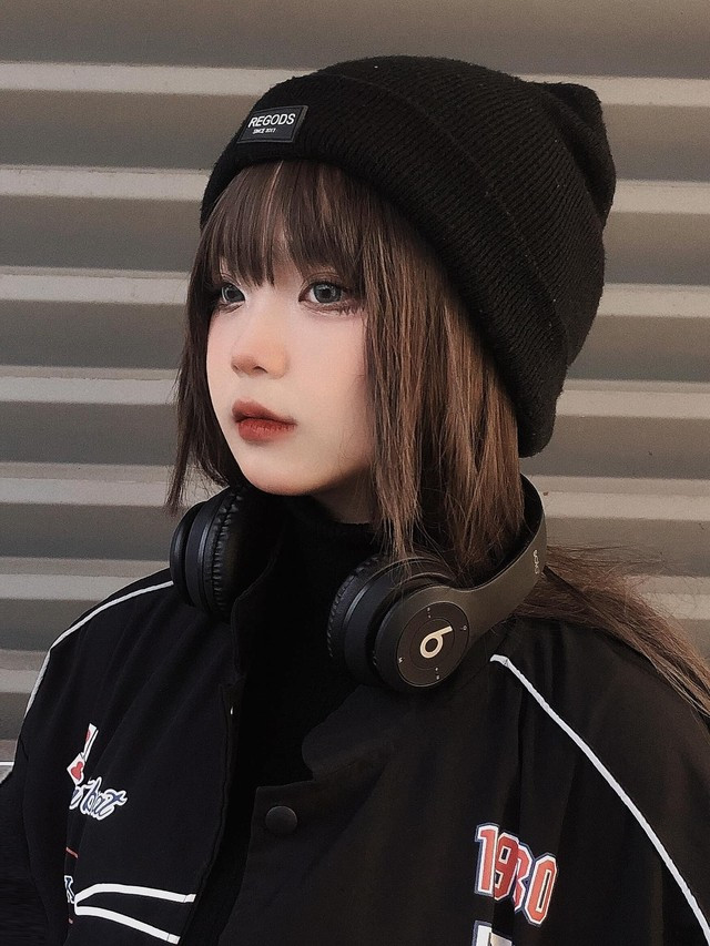 Dù táo bạo nhưng Hạ Nhi chưa từng có scandal, không dùng chiêu trò, không khoe quá đà do đó, dân mạng hiện đang chia phe khi nói về cô.