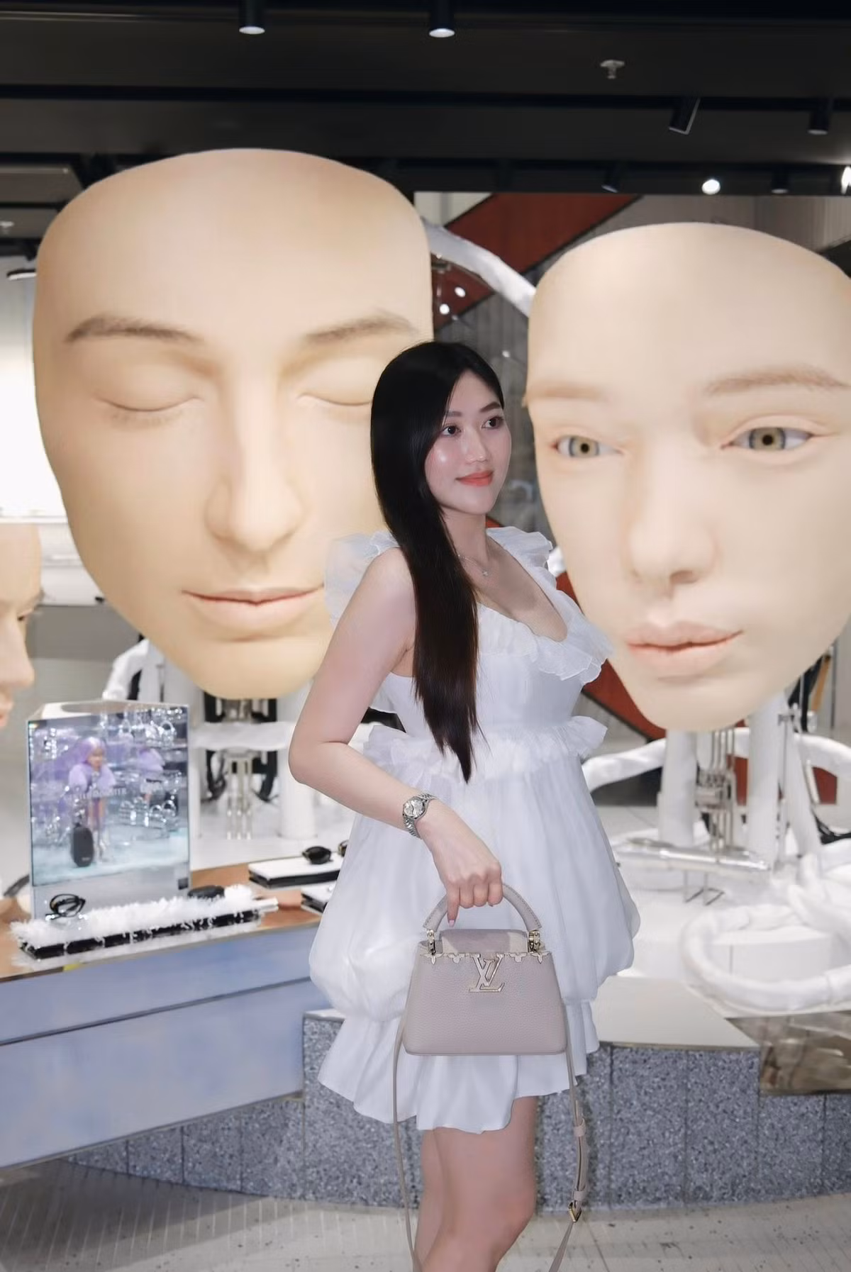 Kim Thủy theo đuổi phong cách dịu dàng và thường lăng xê những chiếc đầm có kiểu dáng quả bí bồng bềnh cùng họa tiết gợn sóng.