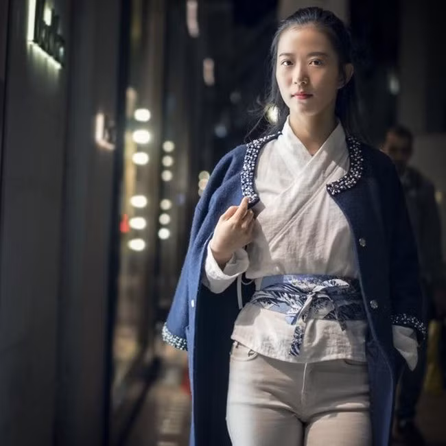 Vịnh Tương còn có thể giảng dạy song ngữ Trung-Anh lưu loát, giúp mỗi học viên tìm thấy niềm vui trong quá trình học Thái Cực. Ảnh: Weibo/ Sportqq.com