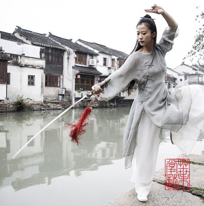 Diệp Vịnh Tương sở hữu vóc dáng mảnh mai, diện mạo thanh thoát, được cho là rất giống phong thái nhân vật Tiểu Long Nữ do Lưu Diệc Phi thủ vai, toát lên vẻ tiên khí thoát tục.