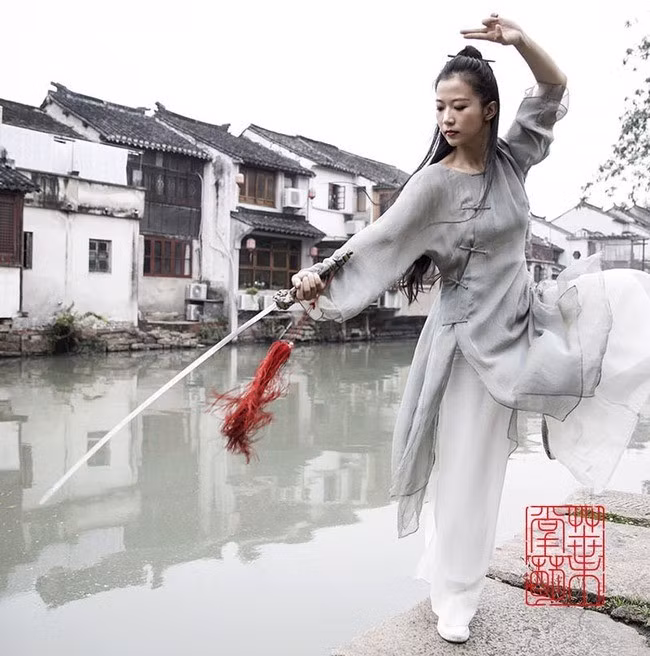 Diệp Vịnh Tương sở hữu vóc dáng mảnh mai, diện mạo thanh thoát, được cho là rất giống phong thái nhân vật Tiểu Long Nữ do Lưu Diệc Phi thủ vai, toát lên vẻ tiên khí thoát tục.