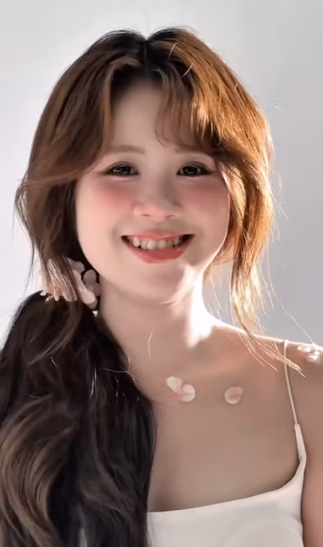 Đằng sau sự xuất hiện với lớp make-up chỉn chu, góc chụp có lợi, ChangMie tự nhận vẫn có nhiều điểm kém cân đối trên gương mặt như cằm hay sống mũi.