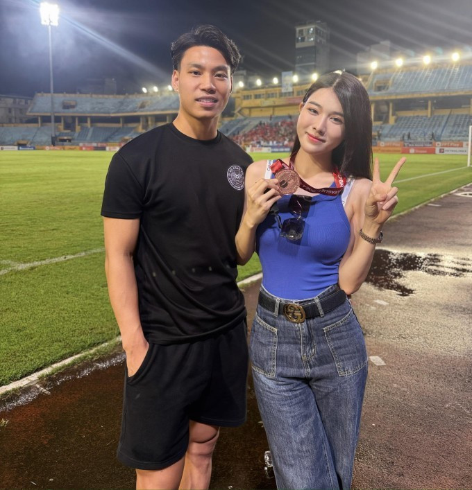 Văn Thanh tặng tấm huy chương vàng cho nửa kia, cùng chụp hình kỷ niệm bên cúp vô địch.