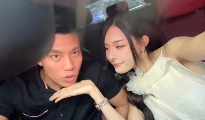 Cặp cầu thủ - WAG cũng để lộ nhiều dấu hiệu sắp về chung nhà như gọi nhau là "vợ", "chồng" trên mạng xã hội, để trạng thái "đã đính hôn" trên tài khoản Facebook. Bích Hạnh cũng từng nhắc mọi người "chuẩn bị dần" khi được bạn bè hỏi sắp cưới hay chưa.