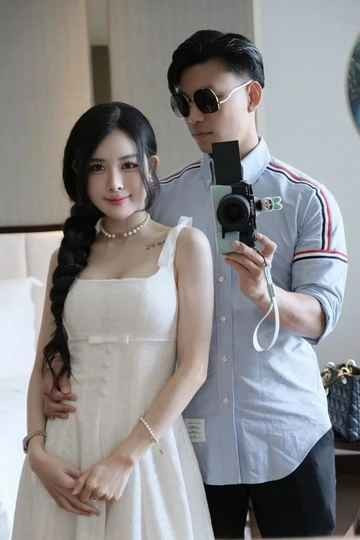 Kể từ bức ảnh chụp chung trong ngày sinh nhật 29 tuổi của anh hồi tháng 4, cũng là bức ảnh công khai hẹn hò, đây là hiếm hoi Văn Thanh chia sẻ thêm hình ảnh bên bạn gái trên trang cá nhân.