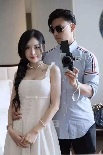 Kể từ bức ảnh chụp chung trong ngày sinh nhật 29 tuổi của anh hồi tháng 4, cũng là bức ảnh công khai hẹn hò, đây là hiếm hoi Văn Thanh chia sẻ thêm hình ảnh bên bạn gái trên trang cá nhân.