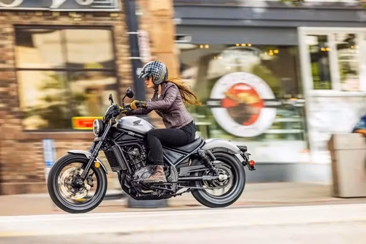 Tại thị trường Việt Nam, mẫu xe Honda Rebel 300 đang được bán chính hãng với mức giá niêm yết 115 triệu đồng, nhưng vẫn thấp hơn so với các mẫu xe khác cùng phân khúc và được xem là vừa tầm cho các bạn trẻ mới chơi.