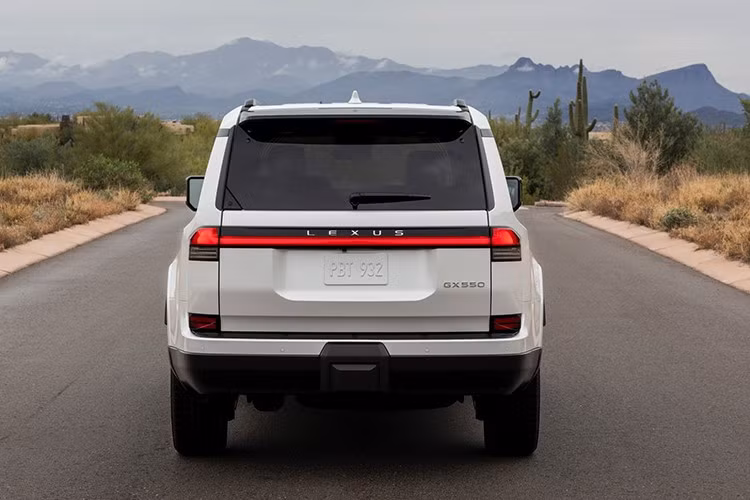 Ngoại thất Lexus GX 2026 bản nâng cấp lần này vẫn được trang bị đầy đủ các tiện nghi đáng chú ý như đèn pha LED, cửa cốp điện, cửa sổ trời, mâm 20 inch và móc kéo có thể kéo tối đa 4.126 kg.