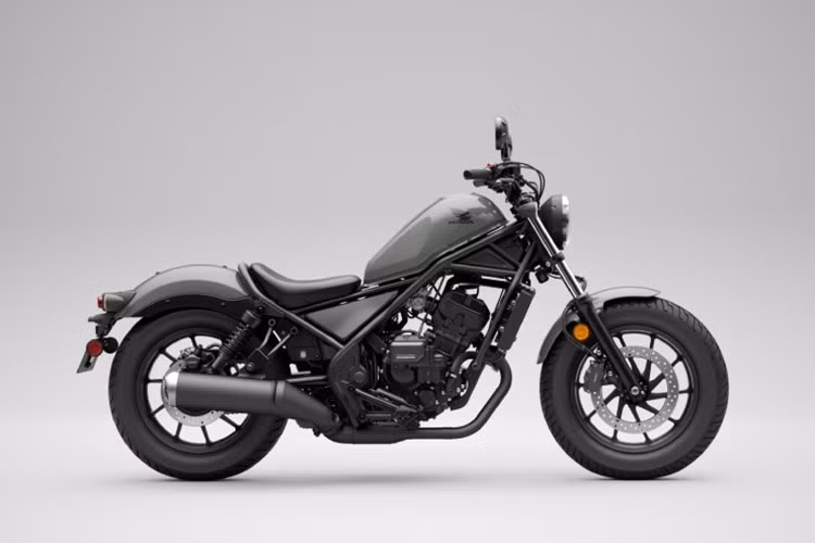 Xe sử dụng bộ mâm 16 inch cho cả bánh trước và sau, đi kèm lốp kích thước 130/90 phía trước và 150/80 phía sau. Hệ thống phanh là loại đĩa đơn thủy lực ở cả hai bánh, trong khi hệ thống treo gồm phuộc ống lồng phía trước và giảm xóc đôi phía sau.