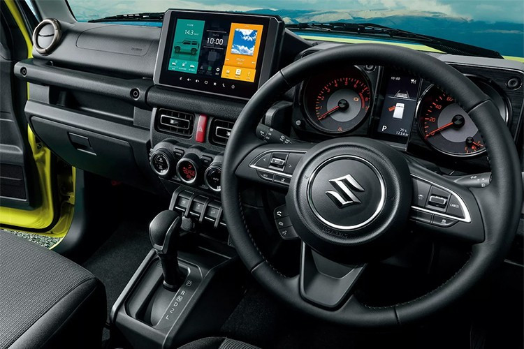 Người dùng cũng có thể tùy chọn màn hình giải trí trung tâm 9 inch mượn từ mẫu Swift, giúp tăng cường khả năng kết nối và hiển thị sắc nét hơn. Tuy nhiên, ở các phiên bản tiêu chuẩn, Suzuki vẫn giữ lại cụm điều khiển trung tâm bằng nhựa dày – chi tiết đặc trưng của dòng SUV địa hình thực thụ.
