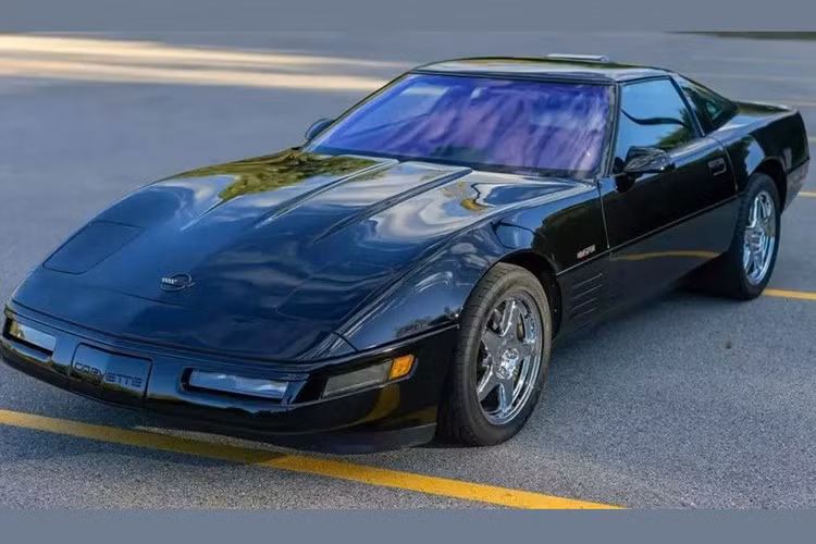 Dù đã hơn 30 năm tuổi, nhưng Chevrolet Corvette ZR1 1991 vẫn là một chiếc xe tuyệt vời cho người lái và sở hữu sức mạnh vượt trội dù ở thời đại nào. Chiếc xe trong bài đang được rao bán ngay lúc này với số ODO chỉ hiển thị 31.700 miles (hơn 51.000 km), được cam kết hoàn toàn chính xác. Tuy nhiên, chiếc xe này đã từng gặp tai nạn nhự vào cuối năm 2005.
