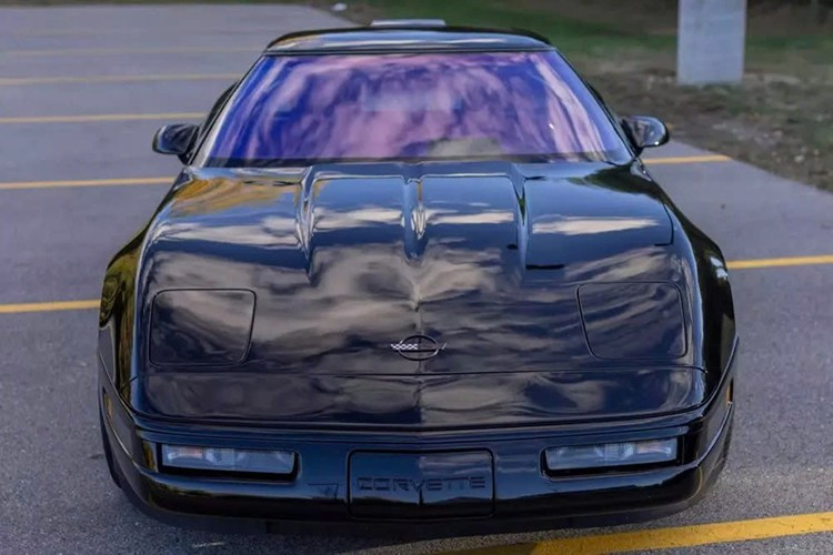 Chiếc xe Chevy Corvette có hậu tố ZR1 này luôn kích thích các dân chơi xe cổ tốc độ, và nếu bạn là người rất mê dòng xe Chevy Corvette ZR1 từ 3 thập kỷ trước, chắc chắn đây là hàng siêu hiếm gần mang ngay vào garage.