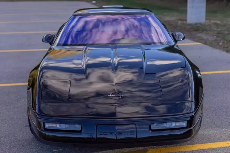 Chiếc xe Chevy Corvette có hậu tố ZR1 này luôn kích thích các dân chơi xe cổ tốc độ, và nếu bạn là người rất mê dòng xe Chevy Corvette ZR1 từ 3 thập kỷ trước, chắc chắn đây là hàng siêu hiếm gần mang ngay vào garage.