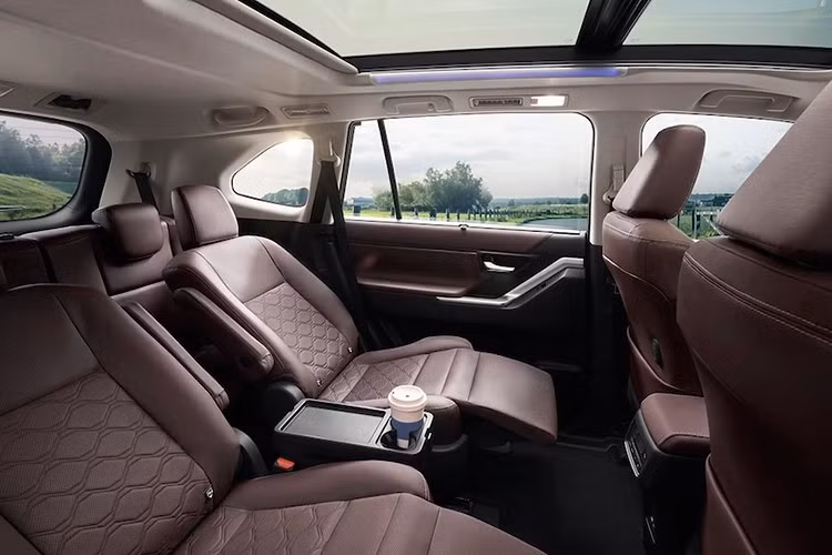 Trước đó, mẫu xe Toyota Innova cũ tại Việt Nam có giá 750 triệu đồng. Ngoài ra, sự xuất hiện của những đối thủ mới như VinFast Limo Green cũng gia tăng áp lực lên mẫu xe MPV Toyota Innova.