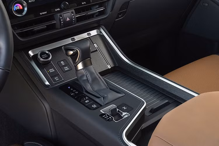 Lexus GX 2026 vẫn sở hữu cấu hình mạnh mẽ với động cơ tăng áp kép V6 3.4L, sản sinh ra công suất 349 mã lực và mô-men xoắn cực đại 650 Nm.