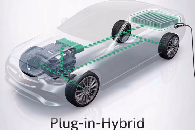 Trong phân khúc SUV hạng sang cỡ trung giống GLE 400e tại Việt Nam hiện có một số cái tên sử dụng động cơ PHEV là Porsche Cayenne S E-Hybrid và Volvo XC90 T8 Recharge.