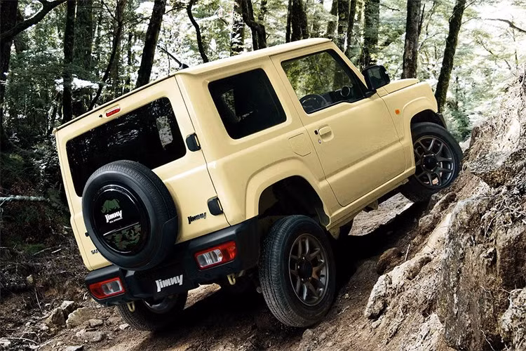 Tại thị trường Nhật Bản, Jimny 2026 đã bắt đầu nhận đặt hàng với giá bán dao động từ 1,92 đến 2,16 triệu yên (khoảng 12.800 – 14.400 USD) cho bản kei car, và từ 2,27 đến 2,39 triệu yên (15.200 – 15.900 USD) cho bản Jimny Sierra.