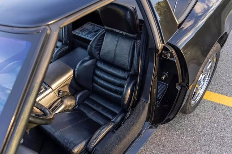 Bên cạnh chiếc xe, người chiến thắng sẽ nhận được bộ vành xe nguyên bản, băng cassette GM, tấm ốp nóc xe sơn và kính có thể tháo rời, sách hướng dẫn lái xe ZR1, sách hướng dẫn sử dụng và 2 chìa khóa.