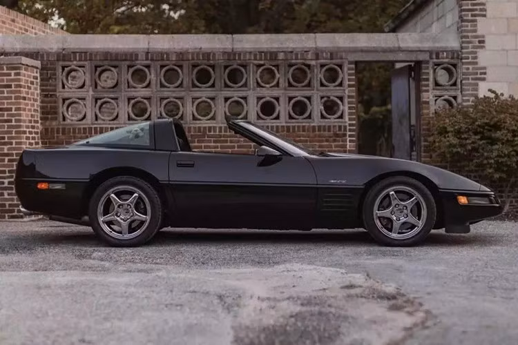 Hệ thống gia cố khung gầm Vette2Vette không uốn cong, bộ chuyển số ngắn Hurst, hệ thống ECP do Doug Rippie chế tạo, hệ thống ống xả thép không gỉ Corsa, bộ mâm 17 inch và tích hợp radio Bluetooth được cho là đến từ thế giới phụ tùng thay thế.