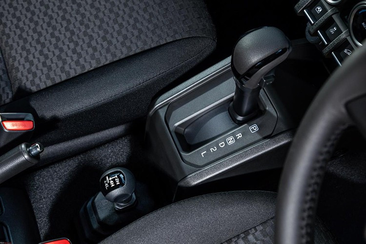 Cả hai phiên bản đều đi kèm hệ dẫn động 4 bánh bán thời gian, khung gầm body-on-frame chắc chắn, và tùy chọn hộp số sàn 5 cấp hoặc tự động 4 cấp – công thức đơn giản nhưng hiệu quả đã làm nên tên tuổi của Jimny trong suốt nhiều năm qua.