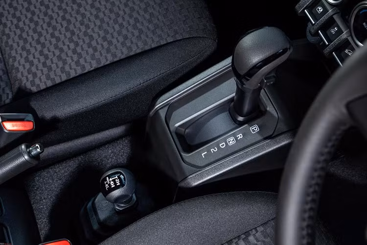 Cả hai phiên bản đều đi kèm hệ dẫn động 4 bánh bán thời gian, khung gầm body-on-frame chắc chắn, và tùy chọn hộp số sàn 5 cấp hoặc tự động 4 cấp – công thức đơn giản nhưng hiệu quả đã làm nên tên tuổi của Jimny trong suốt nhiều năm qua.