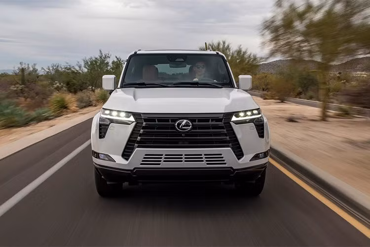 Xe vẫn tiếp tục duy trì toàn bộ thiết kế, động cơ và tính năng từ phiên bản 2025. Trước đó, bản GX 2025 từng được cập nhật nhẹ với cột lái chỉnh điện và hệ thống treo nâng thêm 25 mm trên các biến thể Overtrail.