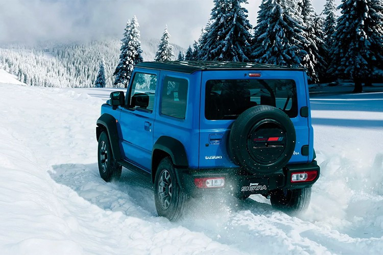 Ngoại hình Jimny 2026 không có gì thay đổi, nhưng không hề gây thất vọng. Ngôn ngữ thiết kế vuông vức, chắc chắn, đậm chất off-road tiếp tục là điểm nhấn của mẫu xe này. Dù ra đời đã nhiều năm, Jimny vẫn duy trì được phong thái riêng biệt, không chạy theo trào lưu crossover thời thượng.