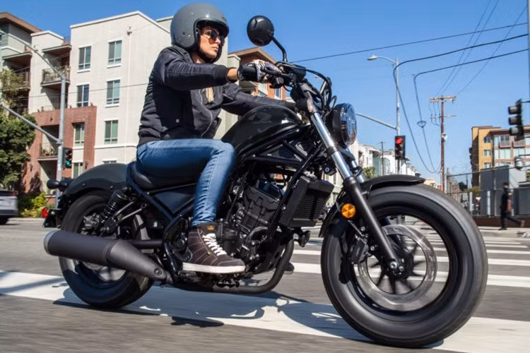 Honda Rebel 300 2026 mới (mã hiệu CMX300AC) đã chính thức được tung ra thị trường. Dòng môtô này gây chú ý khi được trang bị bộ ly hợp điện tử E-Clutch – công nghệ lần đầu tiên được Honda áp dụng trên hai mẫu xe CB650R và CBR650R.