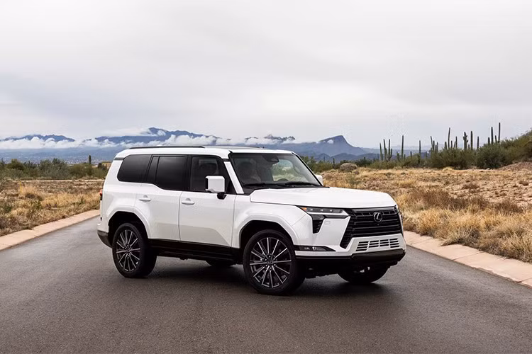 Dù không có bất kỳ thay đổi nào về thiết kế hay trang bị, Lexus vẫn quyết định tăng giá mẫu SUV hạng sang GX 2026. Tại thị trường Mỹ, xe sở hữu mức giá khởi điểm được đặt ở con số 66.935 USD (tương đương 1,76 tỷ đồng) đã bao gồm phí vận chuyển 1.450 USD (khoảng 38 triệu đồng).