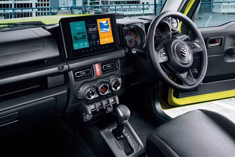 Không gian nội thất cũng có một vài nâng cấp tinh tế, giúp nâng cao trải nghiệm người dùng mà không làm mất đi bản sắc thô mộc của Jimny. Cụm đồng hồ truyền thống nay được bổ sung màn hình hiển thị đa thông tin 4,2 inch ở chính giữa, mang lại sự tiện lợi mà vẫn giữ phong cách analog cổ điển.