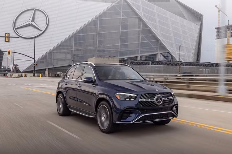 Mẫu xe “xanh”, đặc biệt là các mẫu xe hybrid sạc điện (PHEV) đầu tiên trong kế hoạch này được hé lộ là Mercedes-Benz GLE 400e 4MATIC, đánh dấu bước chuyển mình đáng chú ý của thương hiệu Đức trong chiến lược điện hóa.