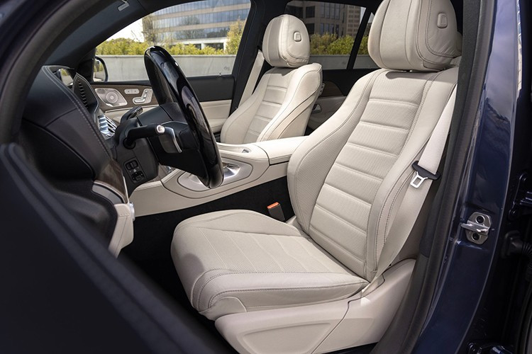 Phiên bản PHEV của GLE trang bị chế độ lái Hybrid. Khi cần vượt hoặc tăng tốc nhanh, cả động cơ xăng và điện sẽ phối hợp. Khi mức pin thấp, hệ thống tự động chuyển sang chế độ hybrid để đảm bảo vận hành liên tục.