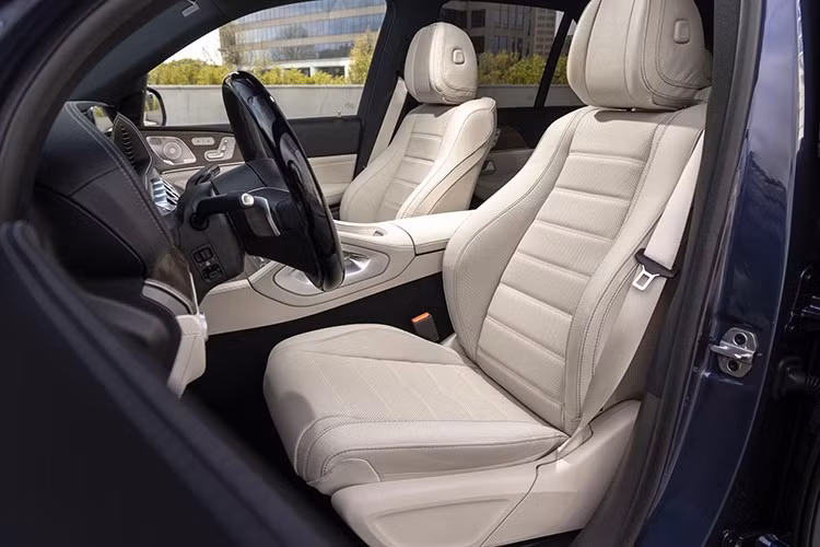 Phiên bản PHEV của GLE trang bị chế độ lái Hybrid. Khi cần vượt hoặc tăng tốc nhanh, cả động cơ xăng và điện sẽ phối hợp. Khi mức pin thấp, hệ thống tự động chuyển sang chế độ hybrid để đảm bảo vận hành liên tục.