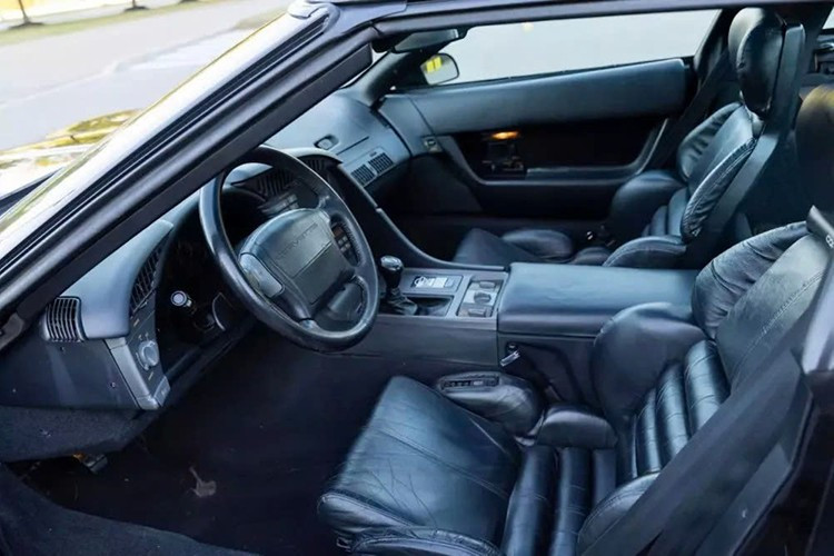 Về sức mạnh, chiếc xe Chevrolet Corvette ZR1 gần 35 năm tuổi này được trang bị động cơ V8 5,7 lít , sản sinh công suất 375 mã lực (và mô-men xoắn 370 lb-ft (502 Nm). Động cơ dẫn động cầu sau thông qua hộp số sàn 6 cấp.