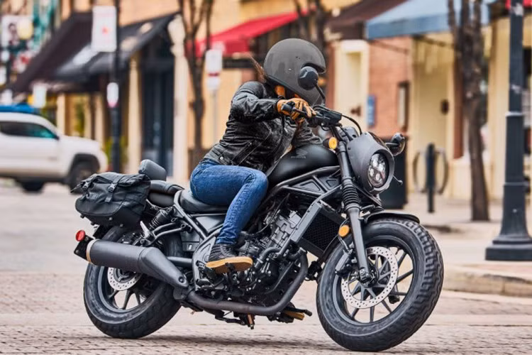 Honda Rebel 300 2026 chỉ được phân phối duy nhất với phiên bản E-Clutch, với giá bán từ 5.349 USD (khoảng 140,9 triệu đồng). Xe có hai tùy chọn màu sắc: Đen mờ ánh kim và Xám khói ngọc trai.