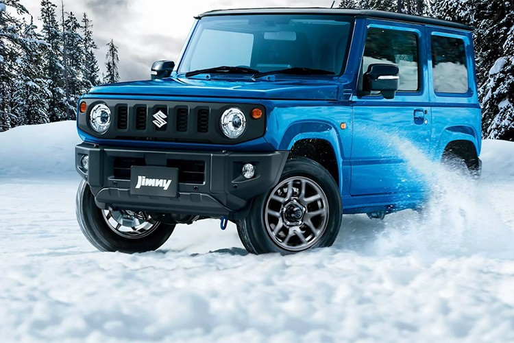 Tại thị trường Nhật, Suzuki còn cung cấp một phiên bản Jimny thuộc phân khúc kei car – dòng xe đặc trưng của thị trường nội địa với yêu cầu nghiêm ngặt về kích thước và dung tích động cơ. Phiên bản này có thân xe hẹp hơn, không sử dụng ốp vòm bánh rộng như bản toàn cầu (Jimny Sierra), và được trang bị thêm cặp gương phụ nhỏ dưới gương chiếu hậu giúp mở rộng tầm quan sát, giảm điểm mù – một chi tiết thường thấy trên các mẫu xe JDM.