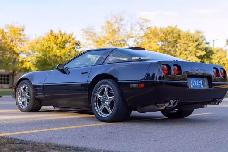 Gói hiệu suất đặc biệt ZR1 được trang bị trên xe, bao gồm các tính năng như gói kiểm soát lái và điều khiển chọn lọc, bộ body kit chuyên dụng, phanh chịu tải nặng, hệ thống âm thanh Delco Bose, ghế chỉnh điện và bọc da. Cỗ máy V8 này còn được trang bị đèn pha bật lên, tấm mui có thể tháo rời, cửa sổ và gương chiếu hậu chỉnh điện, điều hòa tự động và thậm chí cả kiểm soát hành trình.