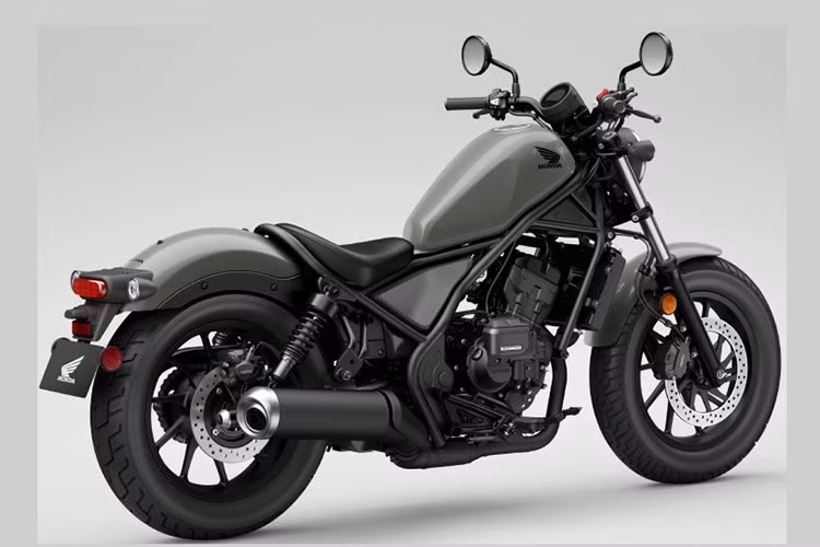 Honda Rebel 300 2026 có chiều cao yên chỉ 690 mm – phù hợp với người lái có vóc dáng nhỏ, cùng trọng lượng 171 kg (đã bao gồm đầy bình xăng 11,3 lít), hứa hẹn mang lại cảm giác điều khiển nhẹ nhàng, linh hoạt cho người mới.