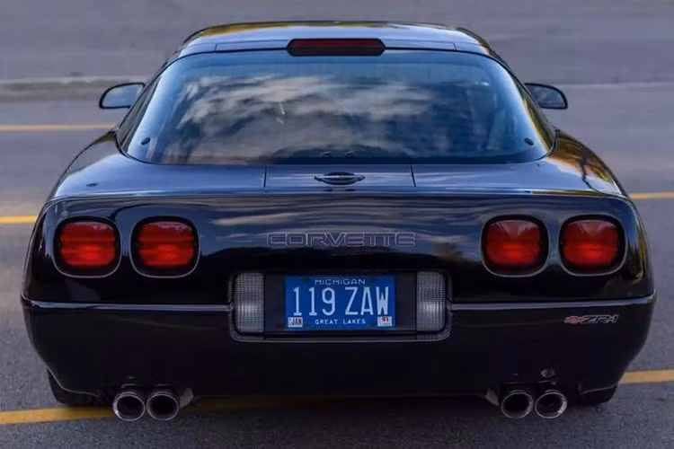 Tài liệu đính kèm cho thấy chủ sở hữu ban đầu đã trả 65.583 đô la cho chiếc Chevy Corvette ZR1 đời 1991 này vào thời điểm đó. Mức giá cao nhất tại thời điểm viết bài là 5.100 đô la, chi bằng 1/12.