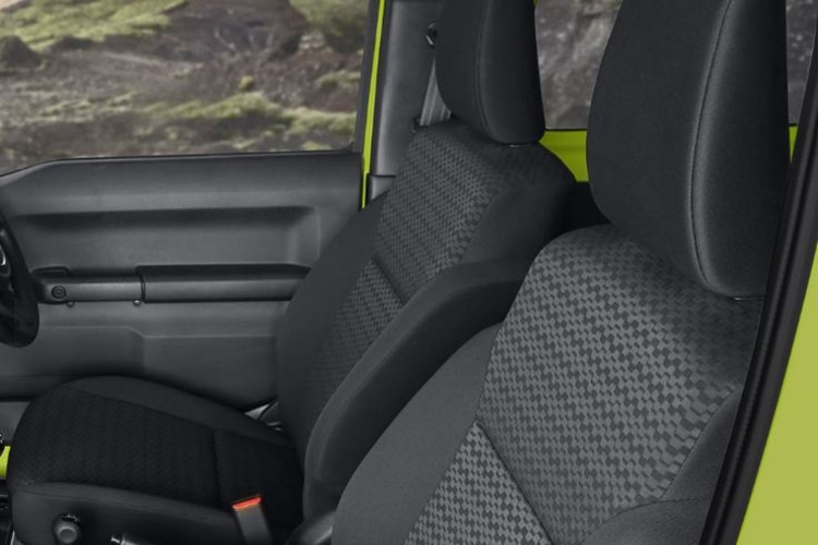 Về vận hành, Jimny 2026 không có thay đổi nào về động cơ. Phiên bản Jimny kei car tiếp tục sử dụng động cơ ba xi-lanh tăng áp 658cc, cho công suất 63 mã lực, trong khi bản Jimny Sierra sử dụng động cơ 1.5L hút khí tự nhiên, công suất 103 mã lực.