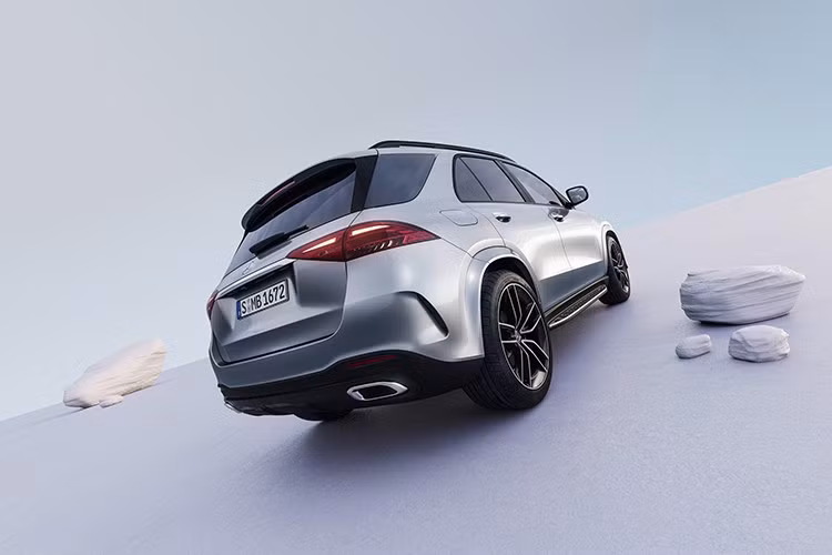 Trong đó, Cayenne S E-Hybrid giá khởi điểm từ 6,33 tỷ đồng, máy xăng V6 3.0L và động cơ điện tổng công suất 511 mã lực, chạy thuần điện 70-86km. Volvo XC90 T8 Recharge giá từ 4,37 tỷ đồng, máy xăng I4 2.0L và động cơ điện tổng công suất 462, chạy thuần điện 77km.