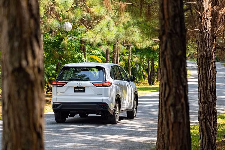 Riêng trong tháng 9, VinFast Limo Green là cái tên dẫn đầu. Hồi tháng 3, Toyota tăng giá 15-23 triệu đồng cho Innova Cross. Lần đầu tiên kể từ khi mở bán lần đầu hồi tháng 10/2023, giá xe Innova Cross vượt mức một tỷ đồng.