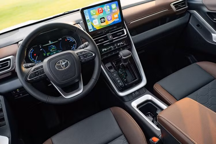 Giá bán của Toyota Innova Cross phiên bản mới vẫn chưa được hé lộ. Theo dự đoán, xe sẽ có giá bán chỉ nằm trong khoảng 700 - 800 triệu đồng. Rất có thể phiên bản mới của Toyota Innova Cross được ra đời nhằm lấp khoảng trông sau khi Innova thế hệ cũ bị ngừng bán ở Việt Nam.