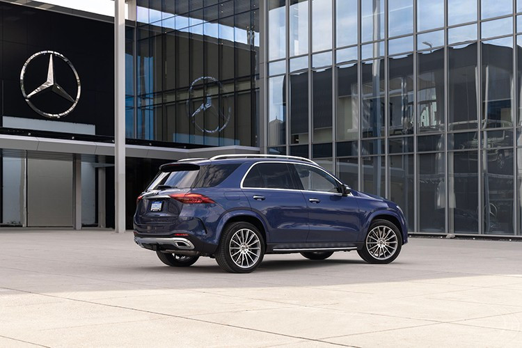 Điểm nổi bật nhất trên GLE 400e 2025 là động cơ plug-in hybrid (PHEV). Trong đó, máy xăng 2.0L tăng áp cho công suất 252 mã lực kết hợp mô-tơ điện công suất 136 mã lực. Nhờ đó, xe có tổng công suất 381 mã lực.