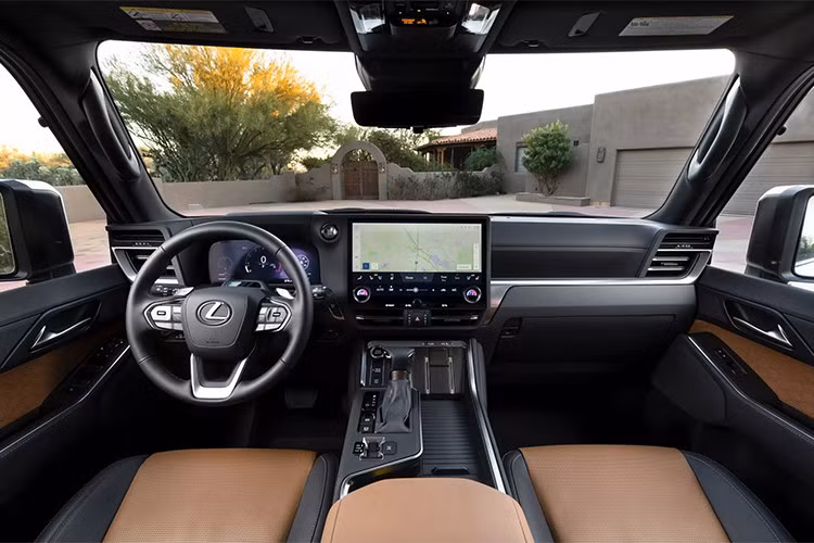 Bên trong nội thất sang trọng của Lexus GX 2026 vẫn không thay đổi so với thế hệ cũ, vẫn là cụm đồng hồ điện tử 12,3 inch và màn hình trung tâm 14 inch, có kết nối Apple CarPlay/Android Auto không dây.