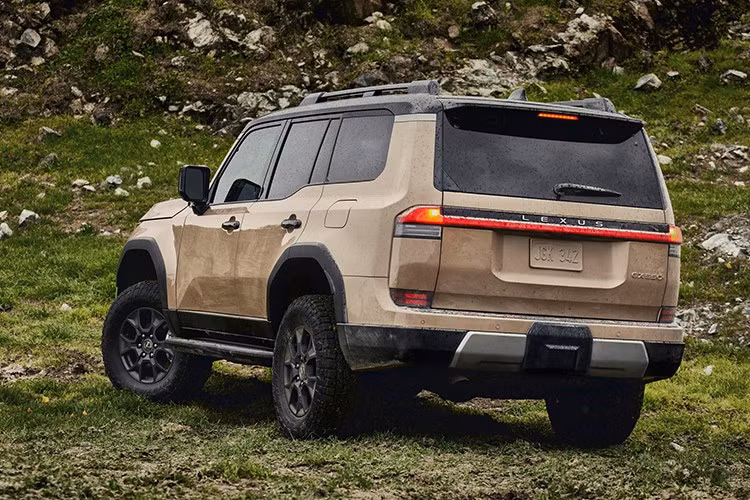 Đi kèm là hộp số tự động 10 cấp và hệ thống dẫn động bốn bánh toàn thời gian. Điều này giúp xe tăng tốc từ 0-100 km/h chỉ trong 6,5 giây và đạt tốc độ tối đa 175 km/h.