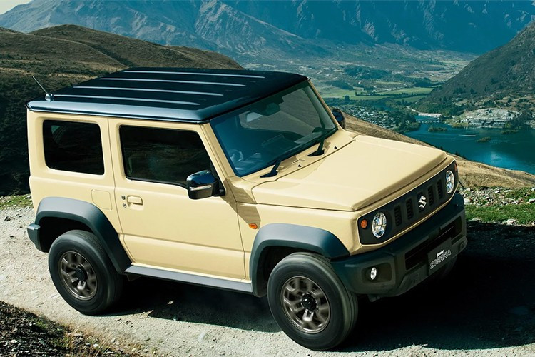 Mức giá xe Suzuki Jimny 2026 cao hơn khoảng 1.000 – 2.000 USD so với trước, nhưng vẫn được xem là hợp lý trong phân khúc SUV nhỏ gọn dẫn động 4 bánh. Riêng màn hình giải trí 9 inch được bán dưới dạng tùy chọn với giá khoảng 860 USD.