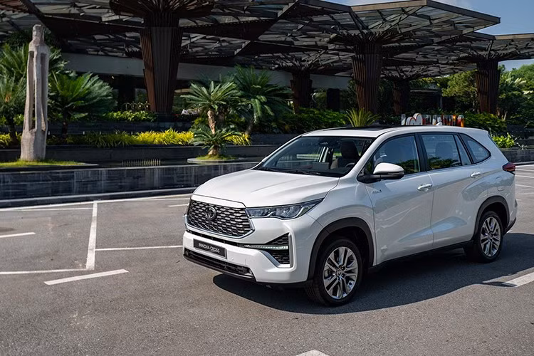 Innova Cross là hướng đi mới của Toyota ở phân khúc MPV sau khi Innova hoàn thành nhiệm vụ. Xe xây dựng trên kết cấu khung liền (unibody), nhiều công nghệ, tiện nghi hơn và thiết kế mang phong cách xe việt dã (SUV).